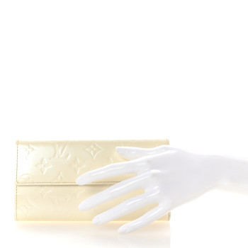 LOUIS VUITTON Vernis Sarah Wallet Perle